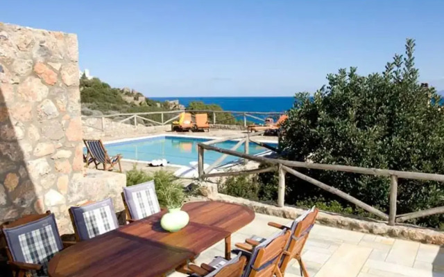 Beautiful 3-bed Sea Front Villa in Agios Nikolaos
