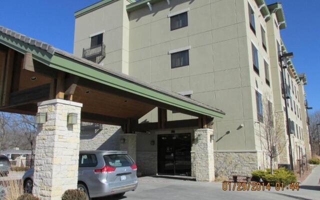 Parkwood Inn & Suites
