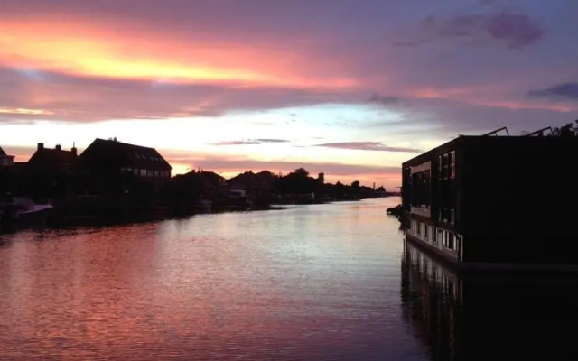 B&B Houseboat between Amsterdam Windmills