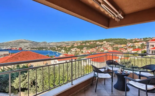 Luxury Apartment Okrug Gornji With Sea View and Pool