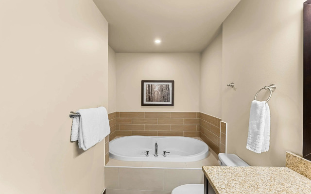 Best Western Plus Lacombe Inn & Suites