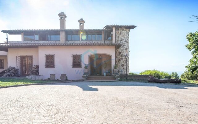 New Refined Villa Rayskaya In Monte Compatri