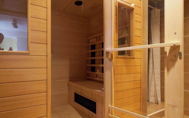 Elegant Holiday Home in Coubjours with heated pool and sauna