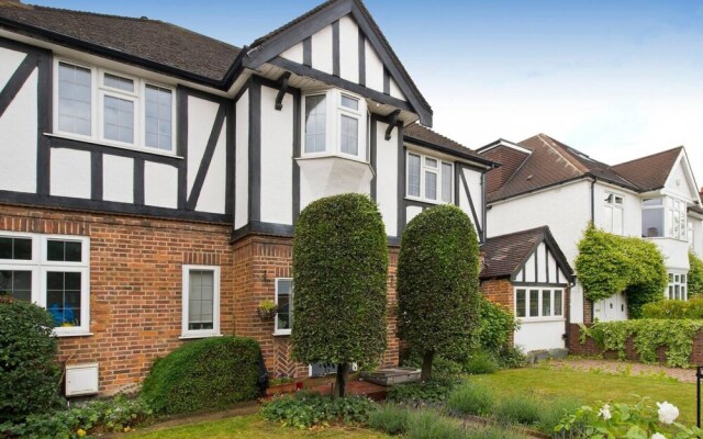 Spacious 7 Bedroom Family Home Barnes