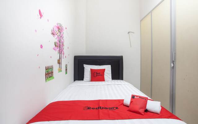 RedDoorz near Taman Flora