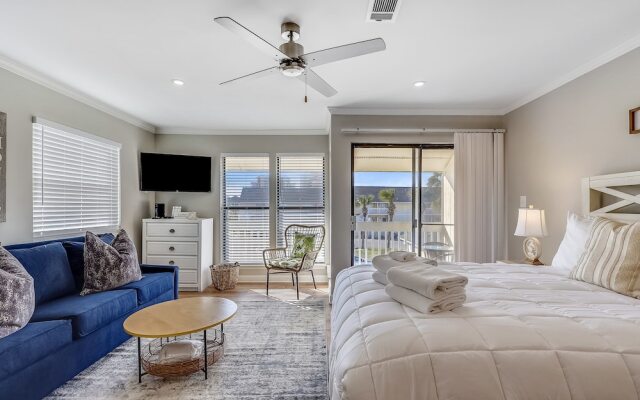 Sandpiper Cove 8208 Studio Bedroom Condo by RedAwning