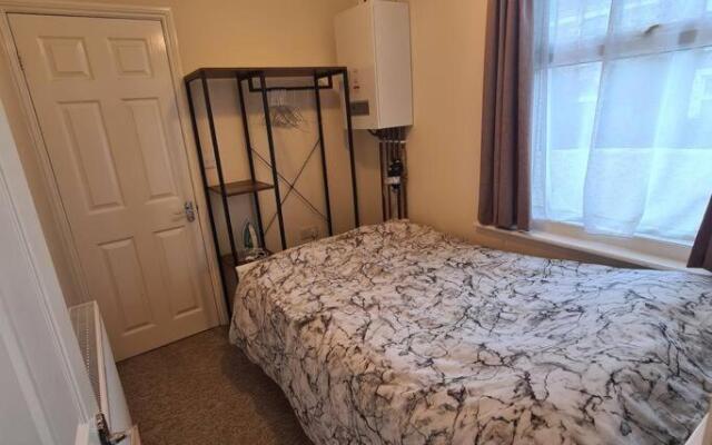Groundfloor 1 bedroom apartment with free parking!
