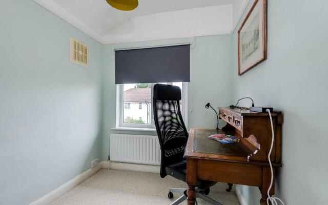 Cheerfull 3-bedroom Home With Parking Garden