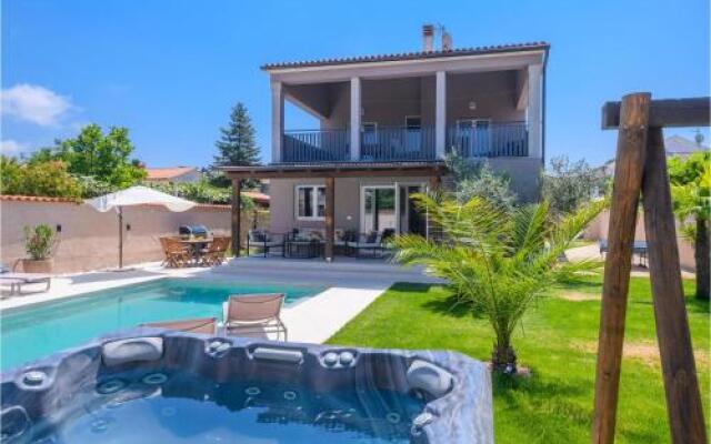 Four Bedroom Holiday Home in Medulin