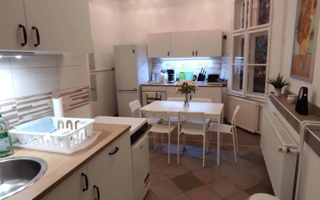 FSQH UNDER Apartman