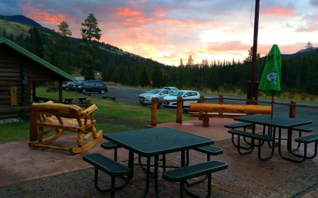 Pahaska Tepee Resort