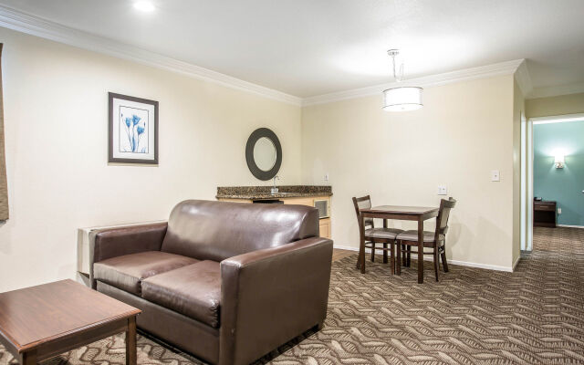 Rodeway Inn & Suites LAX