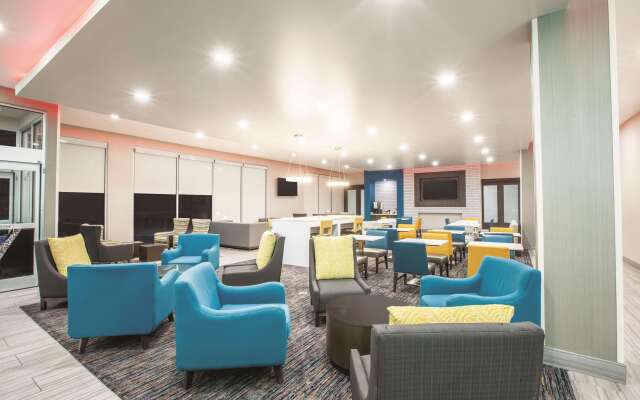 La Quinta Inn & Suites by Wyndham Tulsa Broken Arrow