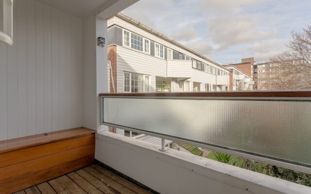 3 Bedroom Shoreditch Maisonette With Balcony