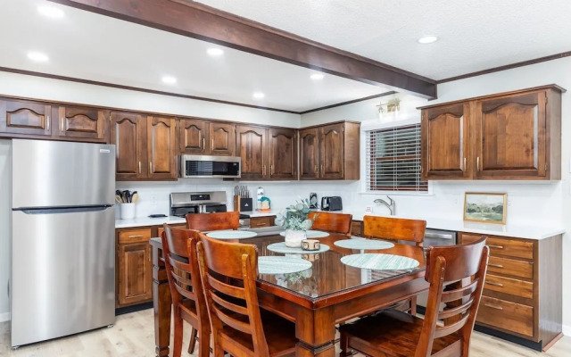 Becca's Place 3 Bedroom Home by RedAwning