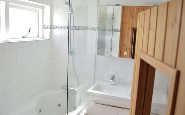 Sunlit Villa with Sauna in Nes