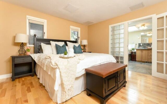 LUXURIOUS 5,500 sqft Home: 5 Br/5 Ba | PRIVATE Pool & Hot Tub | STEPS to Beach