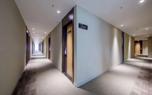 Rest Hotel (Shanghai Jinshan Bailian Shopping Center)