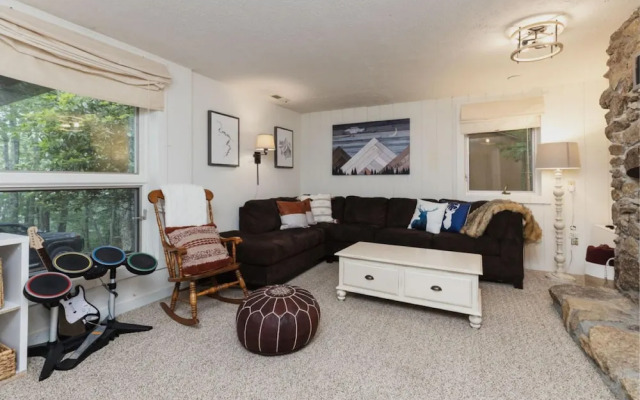 Wintergreen Retreat Jacuzzi Sauna dog Friendly