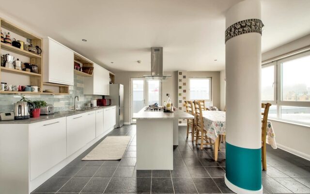 Beautiful 3Bdr Home With Private Roof Terrace