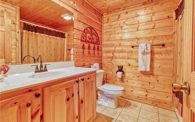 Smoky Mountain Retreat - Five Bedroom Cabin