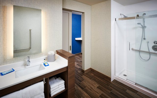 Holiday Inn Express and Suites Brantford, an IHG Hotel