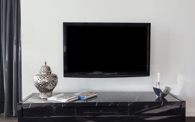 Heart of Theatre District - Pool & Gym