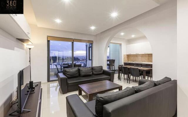 Seafront 4BR APT with mesmerising Balcony & VIEWS by 360 Estates