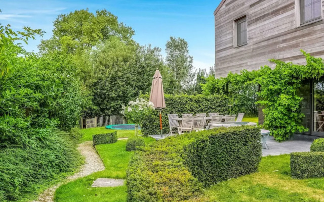 Serene Holiday Home in Gijverinkhove With Terrace, Garden
