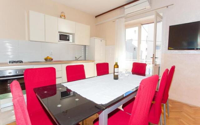 Apartments Nuic 748