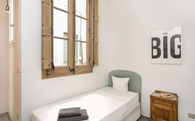 Spacious and luminous flat with balcony