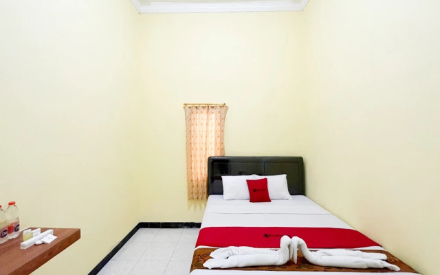 RedDoorz Near Makam Bung Karno Blitar – Guest Rooms – Blitar