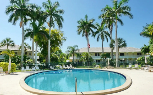 Idyllic Condo With Brief Walk to Beach and Restaurants