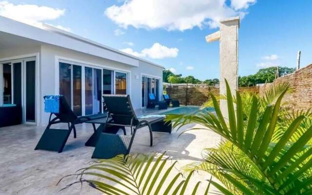 Professionally Decorated Open Concept Villa