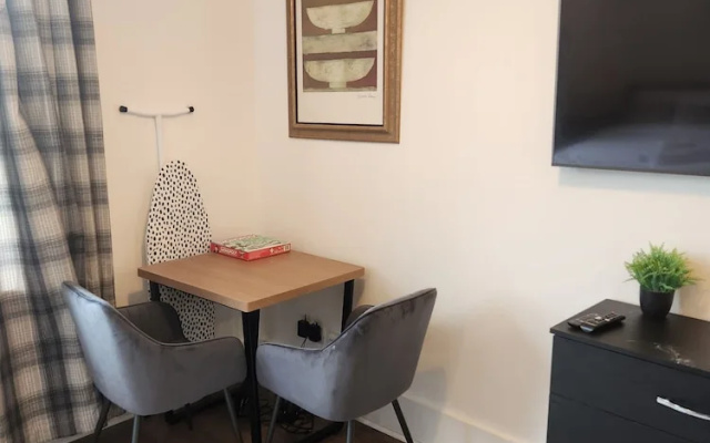 1 Bed Flat - Sleeps 3 - Parking - Wifi