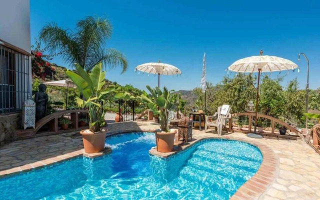 Sayalonga Villa Retreat With 7 Bedrooms