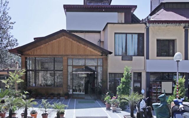 OYO 22122 Hotel Falcon Crest