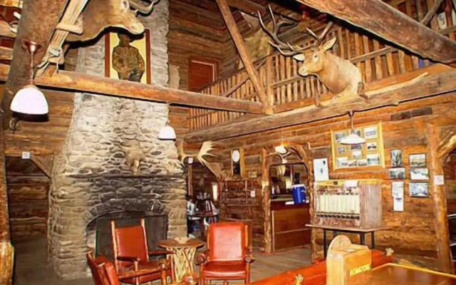 Pahaska Tepee Resort