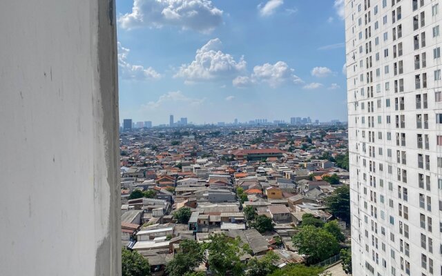 Comfort And Homey 3Br Bassura City Apartment