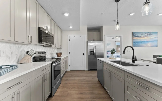 Dreamy Lagoon 2 Bedroom Condo