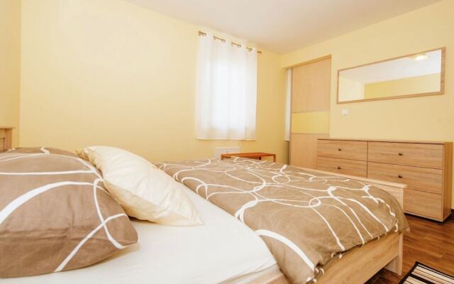 Spacious Holiday Home in Pakoštane near Sea