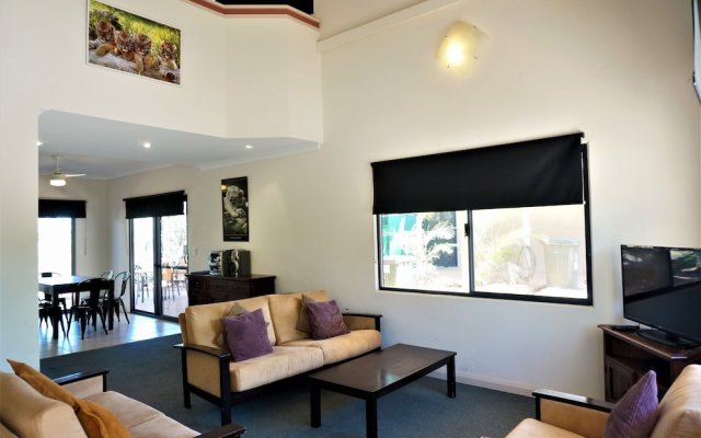 Ningaloo Breeze Villa 3 - 3 Bedroom Fully Self-Contained Holiday Accommodation