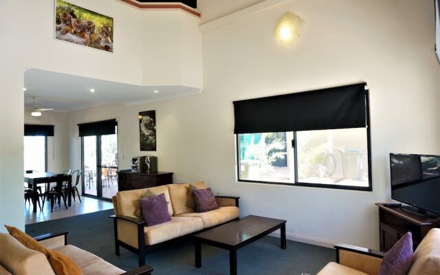 Ningaloo Breeze Villa 3 - 3 Bedroom Fully Self-Contained Holiday Accommodation