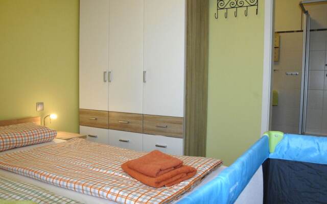 Beachside Apartment in Pepelow with Garden