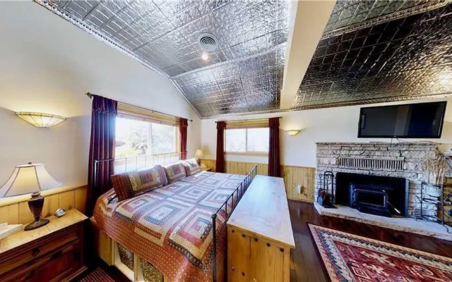 Pack Creek Lodge Suite by RedAwning