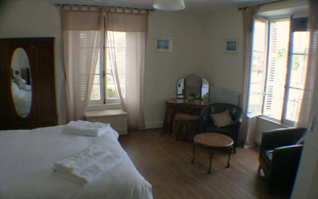 Le Voltaire Chambres et Table d'Hotes