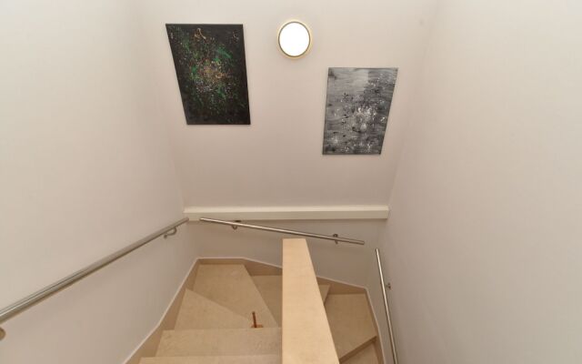 Apartment 843