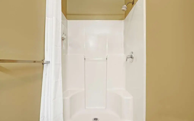 Days Inn & Suites By Wyndham Niagara Falls/Buffalo