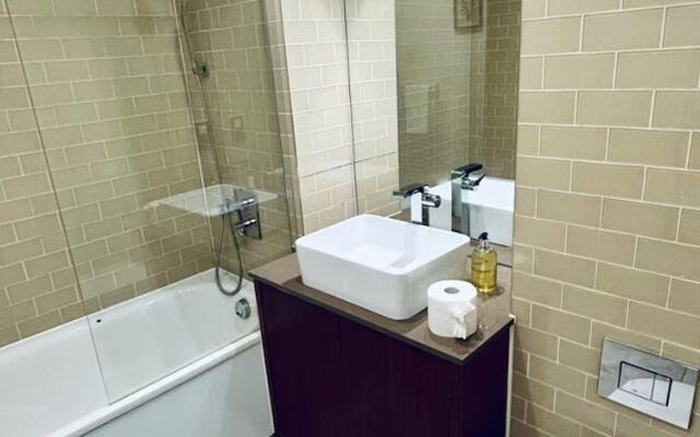 Studio Apartment w/ Balcony In Canary Wharf