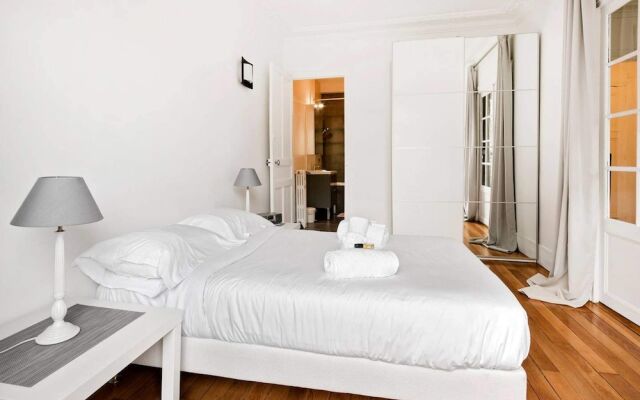 Bright Champerret Apartment Fits 4 In Paris 17Th